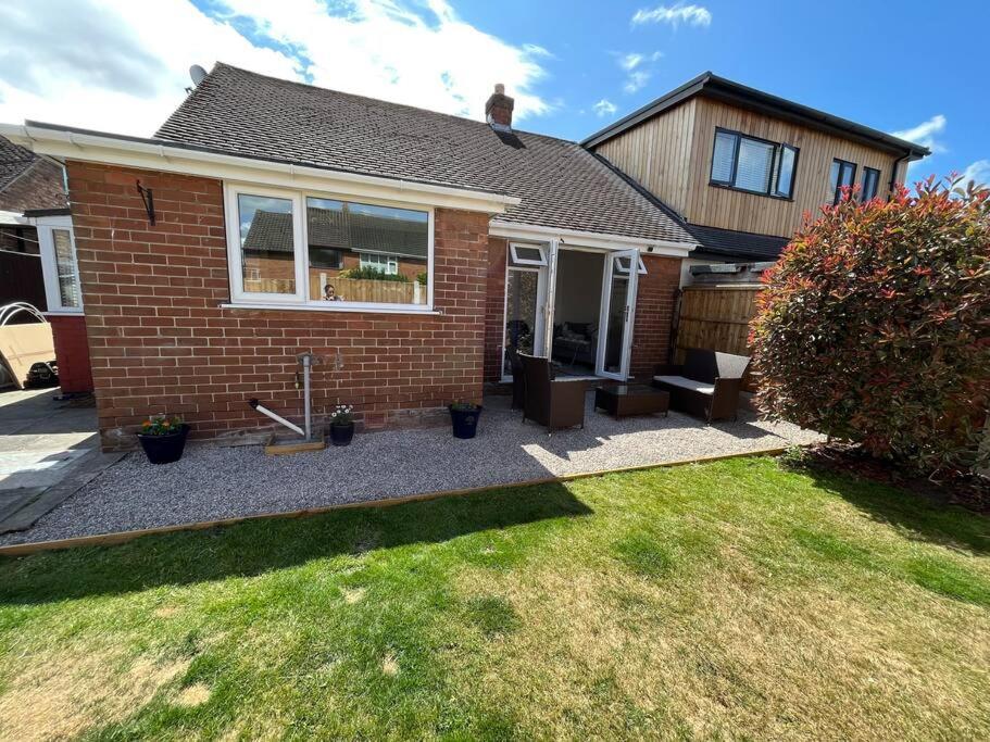Idyllic Bungalow, Ideal Location In West Lancashire Burscough ภายนอก รูปภาพ