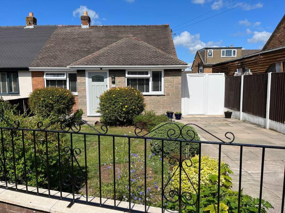 Idyllic Bungalow, Ideal Location In West Lancashire Burscough ภายนอก รูปภาพ